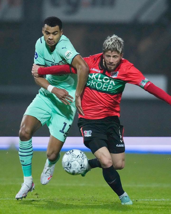 足球比赛中 足球比赛中